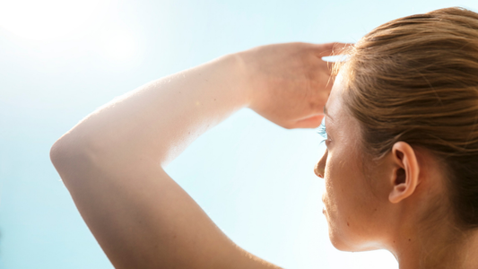 Luminothérapie vs Rayons UV: Quelle est la meilleure solution pour la peau et le moral ?